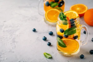 Nước detox cam và việt quất có khả năng làm đẹp làn da và giảm cân hiệu quả.