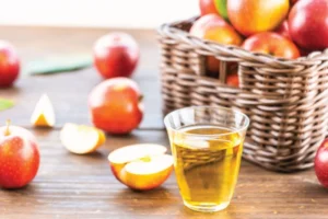 Dùng một ly nước ép detox táo, chanh, gừng sẽ rất tốt cho đường ruột của bạn.